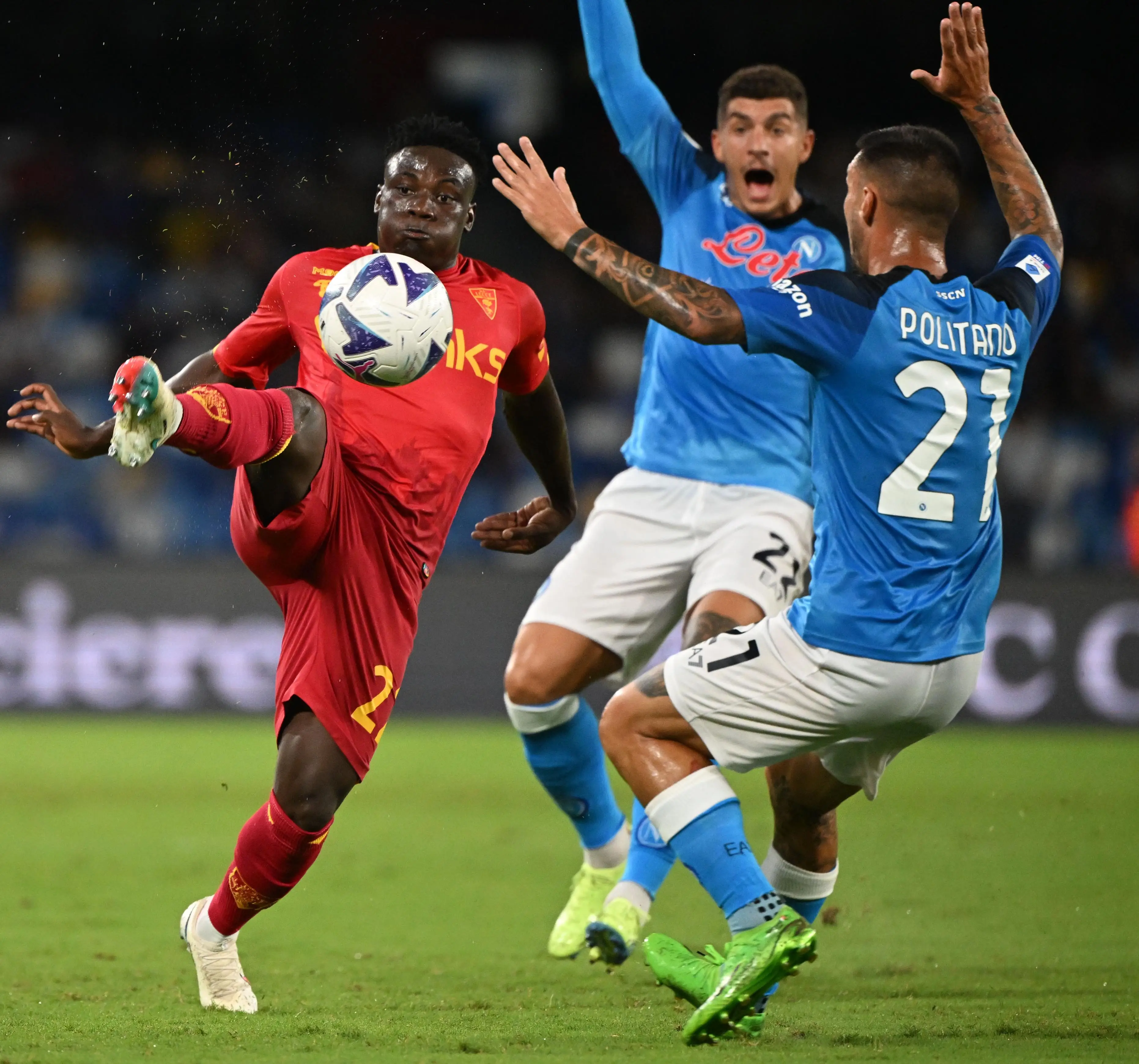 欧冠烽火:那不勒斯的冰火交织征途